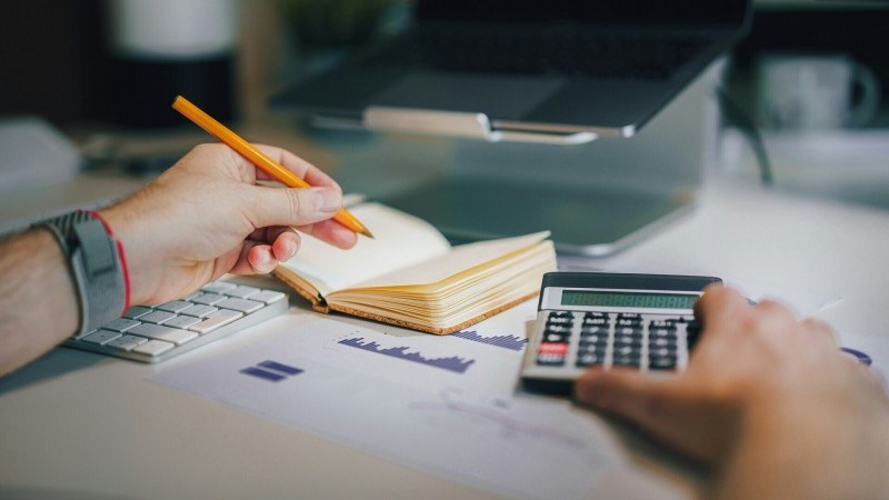 How to Effectively Manage Debt: Strategies for Balancing Payments and Savings